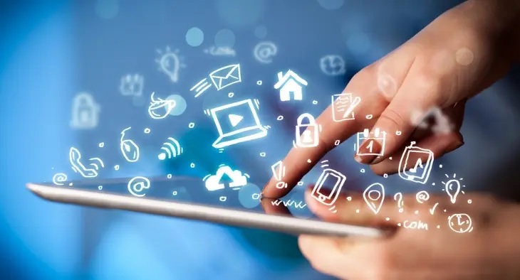 دستی که اسکرین تبلت را لمس می کند و با شلوغی دیجیتال، آیکون های مختلف اپلیکیشن ها و نوتیفیکشن ها و انبوهی از اطلاعات دنیای آنلاین و دیجیتال رو به رو است.