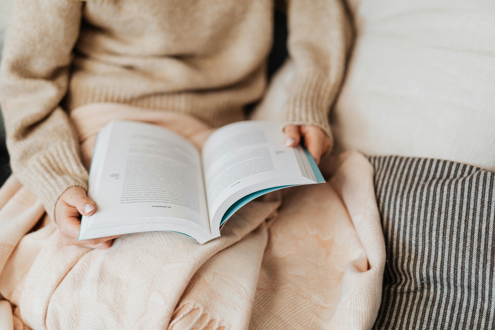 زن در حال مطالعه کتاب، رهایی از موبایل، آشتی با تنهایی، مینیمالیسم دیجیتال