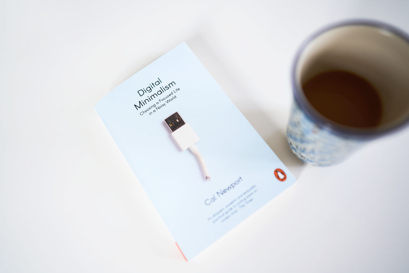 تصویر جلد کتاب پرفروش "مینیمالیسم دیجیتال". Digital Minimalism: Choosing a Focused Life in a Noisy World نوشته کال نیوپورت Cal Newport نویسنده کتاب